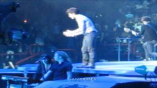 Jonas Brothers - "Poison Ivy" - Paris Bercy - November 26, 2009