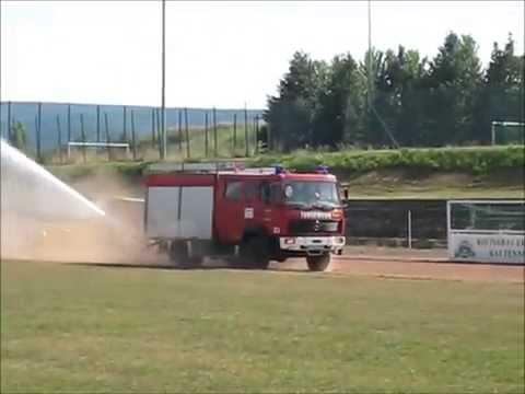 Die Feuerwehr Bad Salzungen wässert den Rasen des Stadions!