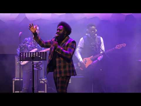 EMMANUEL SMITH LEADING PRAISE & WORSHIP