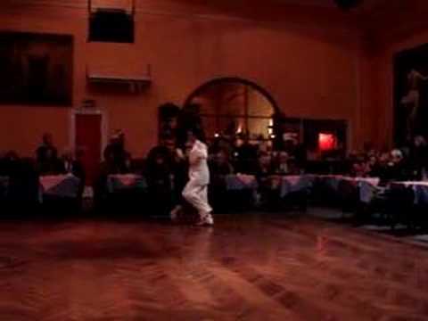  Alejandro Hermida  and  Inés Muzzopappa  are  dancing  to  the  milonga  "  Que Tiempo Aquel  "