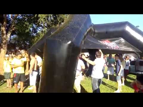 Carretinha sossegada derrubando stand