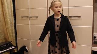 <p>Эта маленькая девочка поразит вас своим глубоким пониманием трагических событий, описанных в стихотворении А.Дементьева.</p>