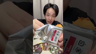 にじさんじカフェのグッズを開封する限界オタク