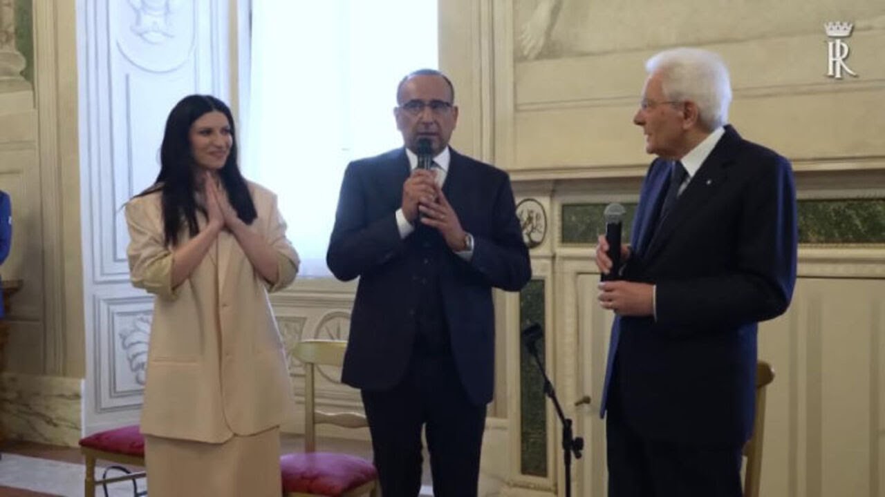 Sanremo, gli artisti cantano Azzurro al Quirinale: "La sapevo, ma mi hanno insegnato a non cantare"