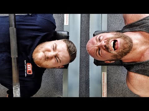 Bodybuilder & weightlifter doing bench press💪🏻