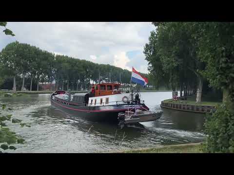 Hartstocht woonschip, bij Weesp, varende op Amsterdam Rijnkanaal