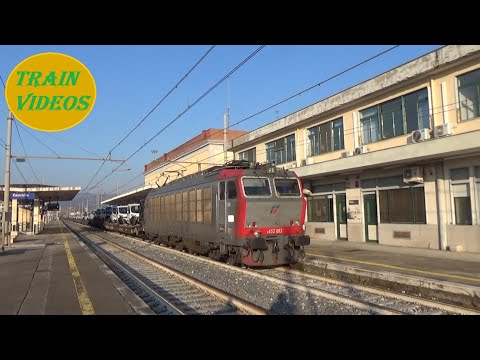 Incrocio tra tre Tigri a Cancello: E652.083 in partenza con furgoni e E652.103 e 098 in transito