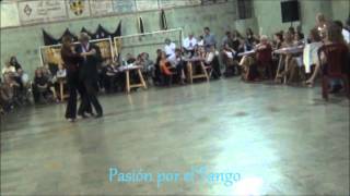ARA GIMENEZ y FRANCISCO SANTAPA Bailando el Tango LA CACHILA en la MILONGA DEL MORAN