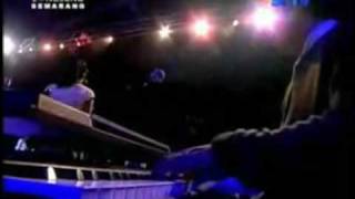 Download lagu Indah kuingat dirimu Yovie & Nuno - LIVE mp3