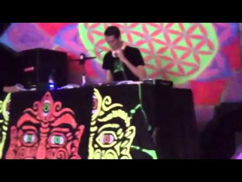 U recken party thessaloniki 2013 Dj Troublemaker on the decks