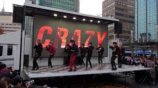 디크런치 DCRUNCH 버스킹 직캠 I'M OK