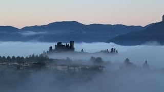 preview picture of video '10 Apennine Mountains and Apuan Alps, Misty Barga at dawn from Il Benefizio'