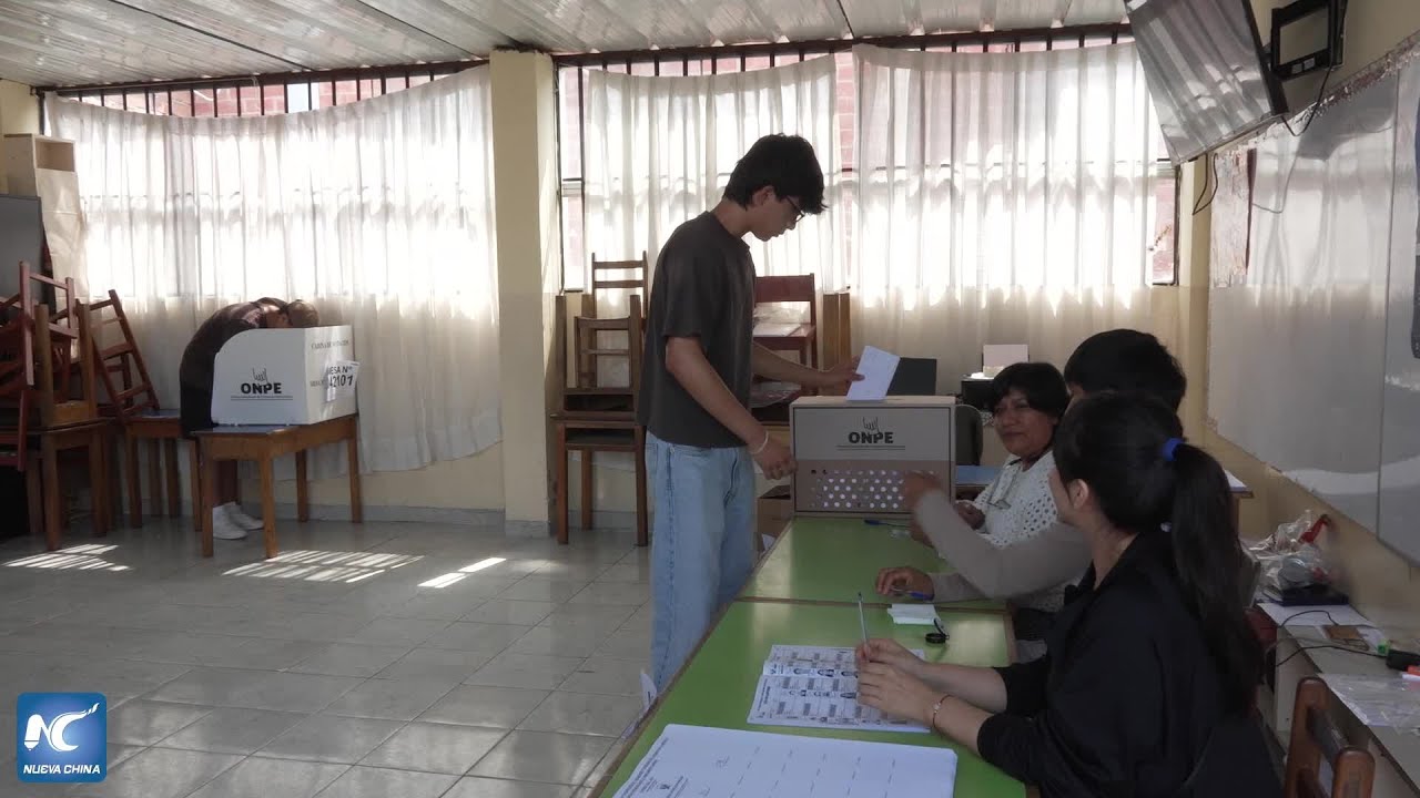 Autoridad electoral de Perú dispone votación extraordinaria en algunos puntos por retrasos