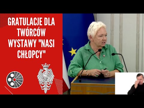 Magdalena Kochan gratuluje twórcom wystawy Nasi chłopcy