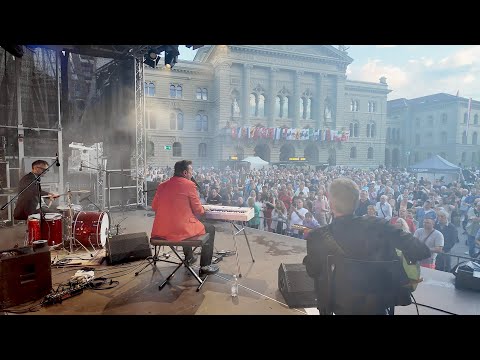 ROCKIN' BOOGIE CONCERT one shot spontaneous video - Nico Brina Trio Bundesplatz Bern 🇨🇭