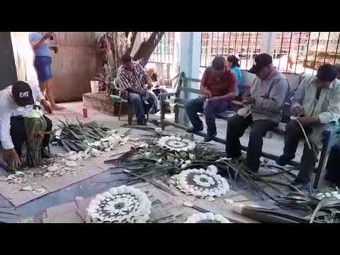 mi gente bonito de Guadalupe Guevea haciendo flores de cucharas para el altar mayor