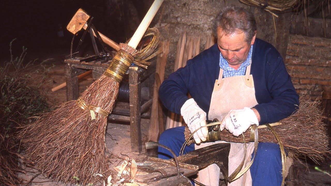 ESCOBAS ARTESANALES con brezo, zarza y madera. Elaboración tradicional paso a paso | Documental