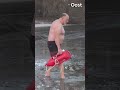 Zwemmen in ijskoud water: Ron heeft een shovel nodig om het ijs te breken! | RTV Oost