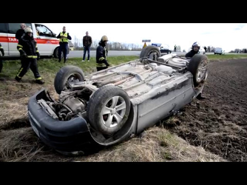 Viljandimaal põrkasid kokku sõiduauto ja kaubik, sõiduauto rullus üle katuse