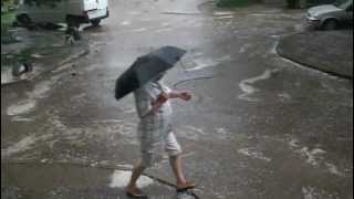 preview picture of video 'In Ungheni ploua cu grindina si lumea a iesit la plimbare.'
