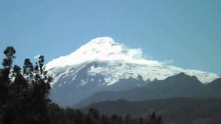 preview picture of video 'Volcán Villarrica - Danza con nubes'