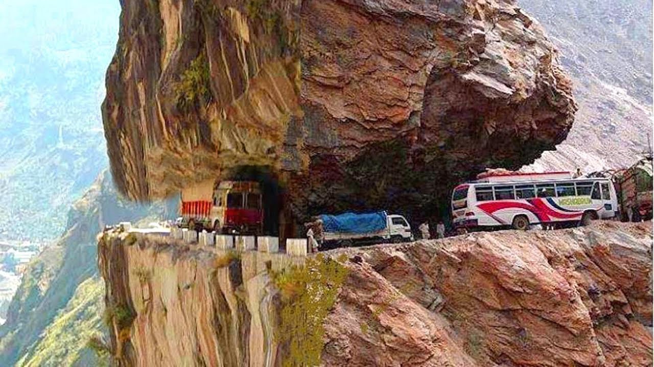 7 Most Dangerous Roads In The World In Urdu/Hindi .7 Death Roads You Would Never Want to Drive On