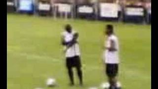 preview picture of video 'Ronaldinho e Seedorf si allenano a Milanello.'