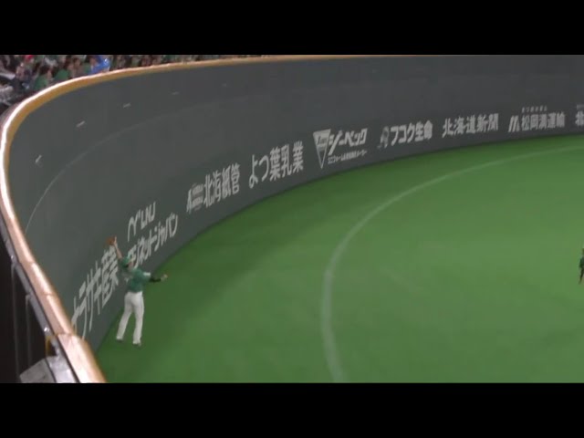 【5回裏】 ジャンプ一番!! ファイターズ・西川 フェンス際の打球をジャンピングキャッチ!! 2019/5/11 F-L