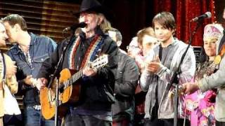 Farm Aid 2010, Willie Nelson, &quot;Rollin in My Sweet Baby&#39;s Arms/Good Old Mountain Dew&quot;, Milwaukee, WI