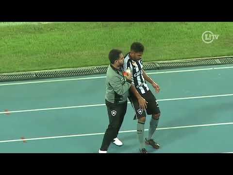 Zagueiro do Botafogo sofre choque na cabeça e deixa o estádio de ambulância