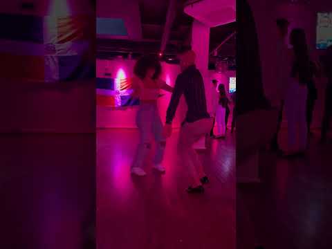 Dominicanos Bailando Merengue - Suero De Amor 1/2