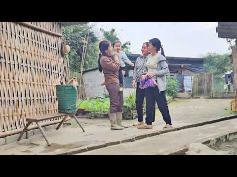 The girl brought her daughter and asked Yen Chi to help look after the baby