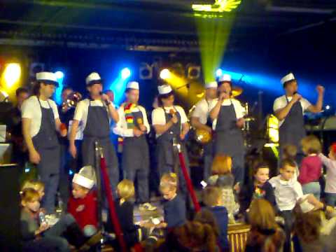 Liedjesmiddag Aostrum - The Sjaslieks - Veul zâlt op òwwen friet