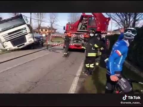 Pompiere  incazzato insulta ciclista