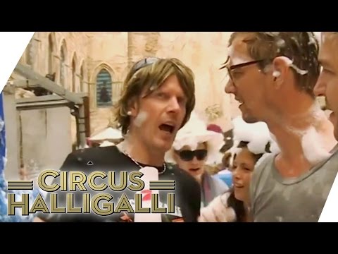 Unnötig kompliziertes Interview mit Mickie Krause auf Mallorca | Circus HalliGalli | ProSieben