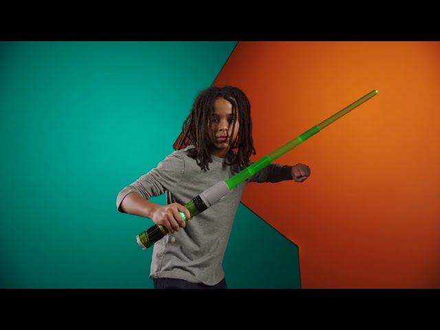 Vídeo relacionado con Star Wars Lightsaber Forge Kyber Core Darth Vader, Sable de Luz Electrónico de Juguete Personalizable, Accesorio para Disfraz, Niños y Niñas de 4 Años o Más