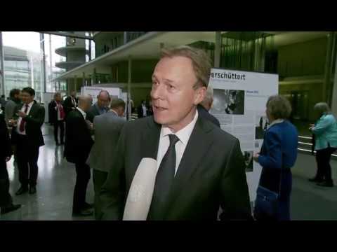 Oppermann eröffnet Ausstellung „erschüttert. Einschläge, die alles ändern“ im Bundestag