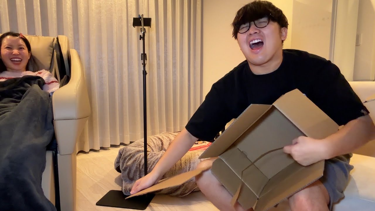 深夜に怪しいダンボールを開ける夫婦www