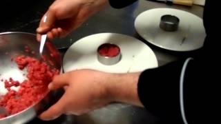 preview picture of video 'Cucine all'opera: Osteria La Salita - Carne cruda battuta al coltello con mousse di parmigiano'