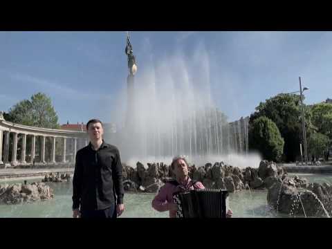 Вот солдаты идут