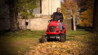 preview picture of video 'Prezentační video - travní traktor Starjet firmy Seco Grop Jičín při sběru spadaného listí'