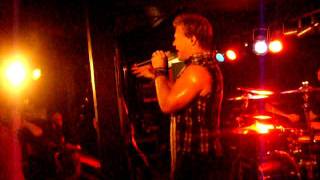 FOZZY performen PARASKAVEDEKATRIAPHOBIA (FRIDAY THE 13 TH) im Hamburger Logo am 13.07.2011