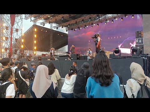 Parade Hujan ft Ade Paloh (Sore Band) - Menuju Senja (Live Gambir Expo Kemayoran) 01/09/2023