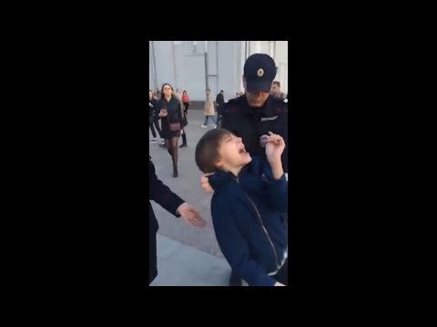 Задержание 10-ти летнего мальчика на Арбате за чтение стихов. Беспредел полиции.