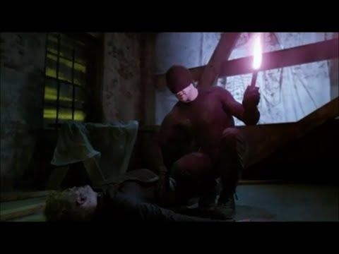 Daredevil cauteriza la herida de Vladimir | Daredevil enfrenta a un policía - DAREDEVIL 1X06