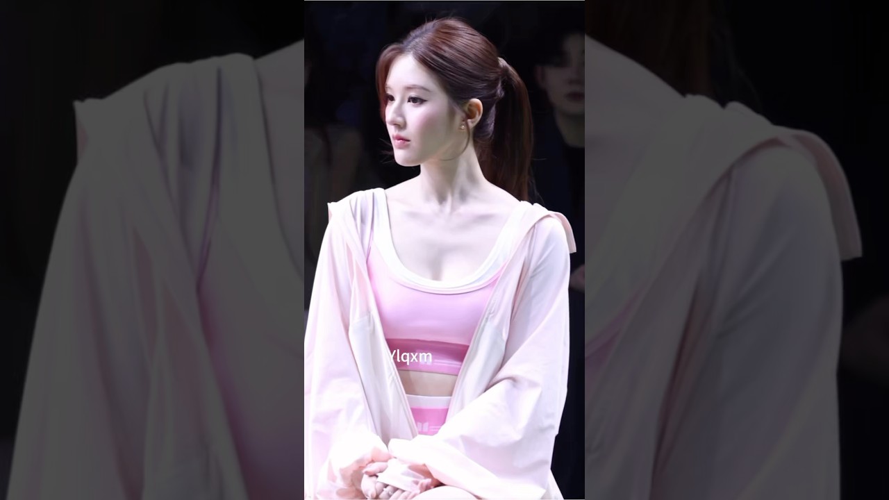 赵露思 现身上海时装秀