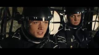 Агент Kingsman должен находить решения в сложной ситуации.К примеру если у кого то, нет парашюта