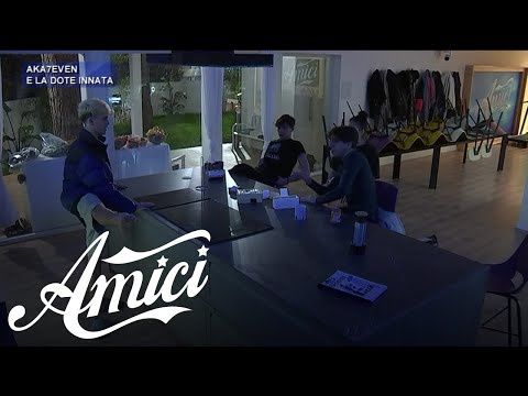 Amici 20 - Aka7even e i passi di danza