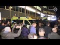 Fans volgen de ambulance van kickbokser Badr Hari