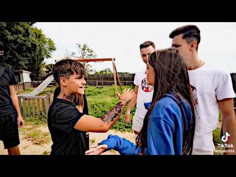 iker protegiendo a abril